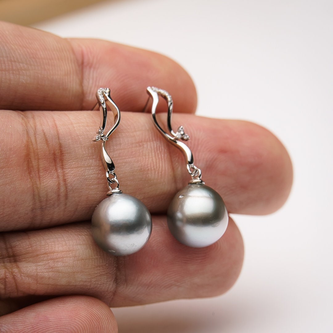 Silver dangle earrings with 10mm round natural cultured tahitian pearl