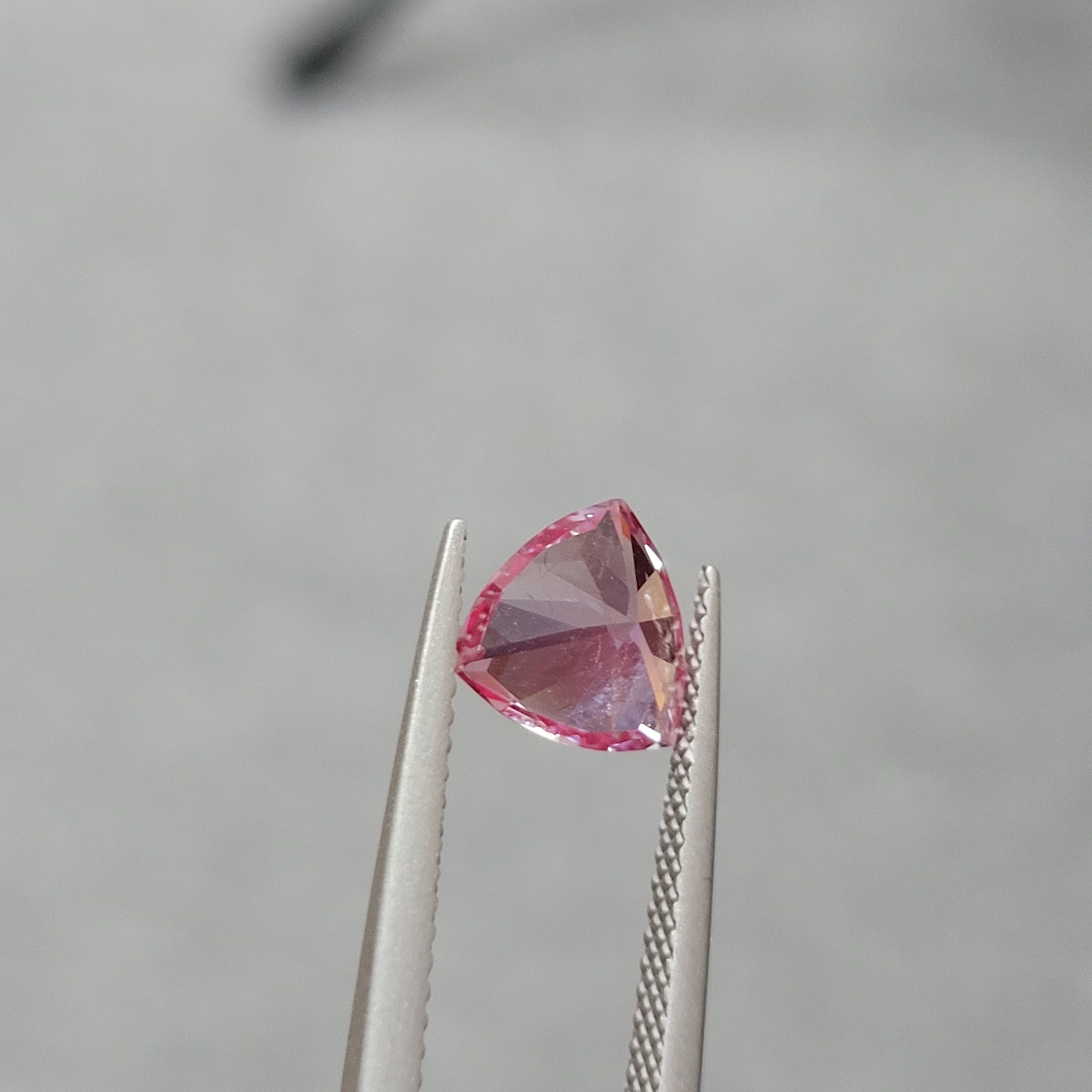 8mm 1.8ct loose alexandrite lab grown trillion cut loop clean gemstone